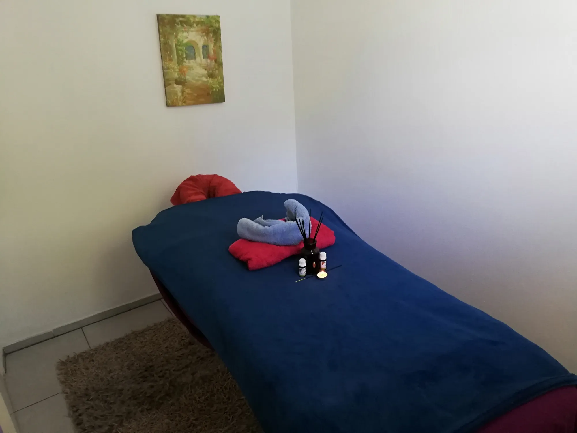 HerMasseur Thai spa room – massage table and aromatherapy